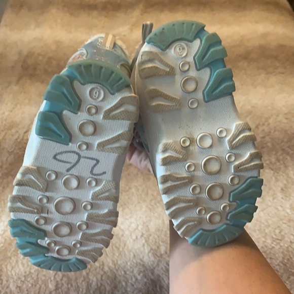 WORN ONCE SIZE 6 FROZEN WINTER BOOTS - Picture 3 of 5
